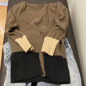 Women’s 3/4 sleeve cardigan.